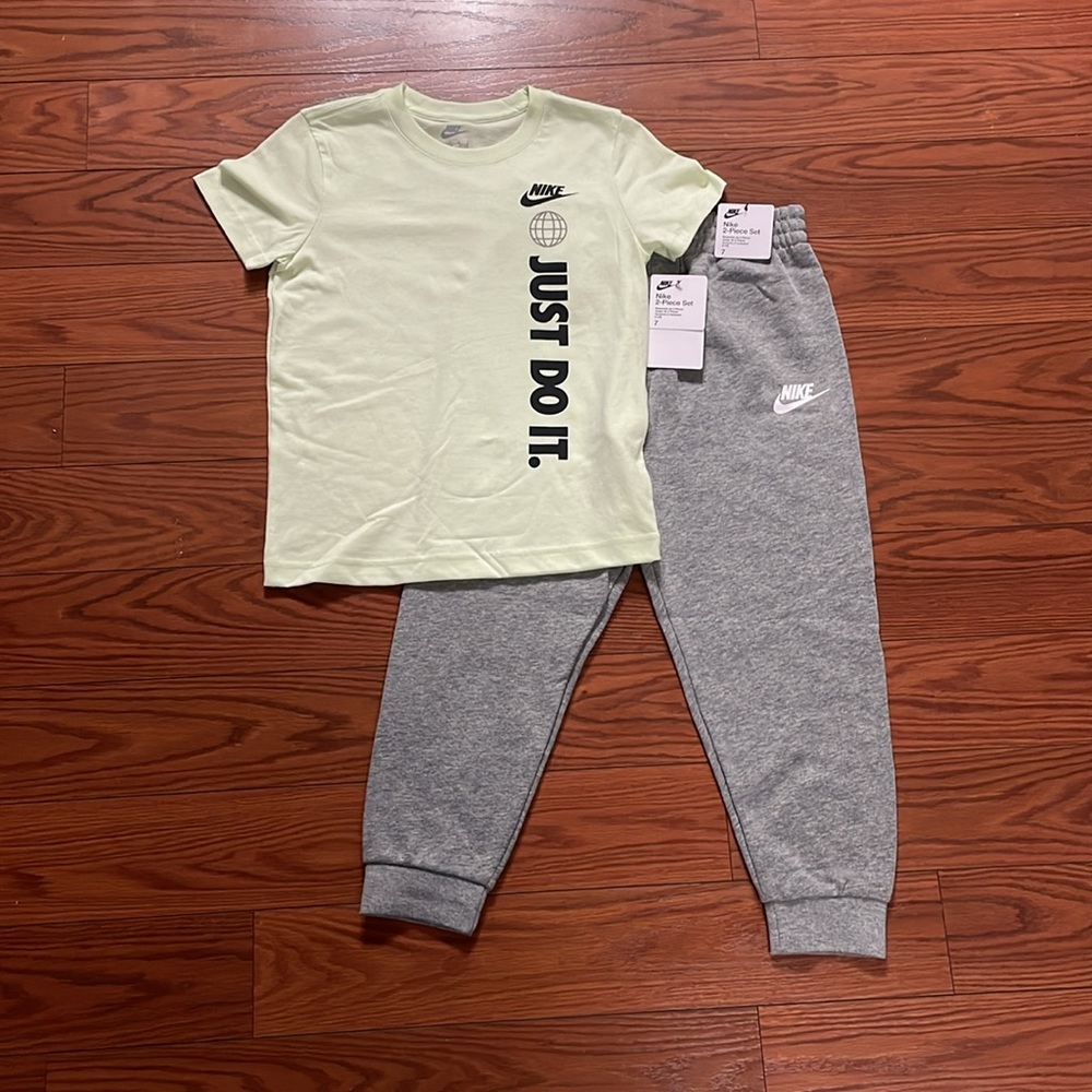 NEW! NIKE 2-PIECE LIME YELLOW T-SHIRT & SWEATPANTS SET. SIZE 7. BOYS.